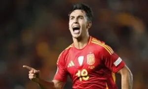 Cú sút xa đưa Tây Ban Nha lên đầu bảng